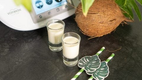 Köstlicher Kokoslikör aus dem Thermomix mit frischer Kokosmilch