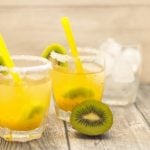 Mango Kiwi Cocktail aus dem Thermomix mit Zuckerrand und Strohhalm