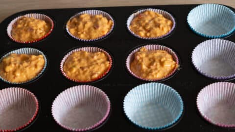 Muffinformen füllen