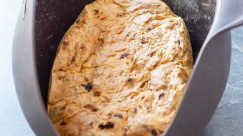 Oliven-Tomaten-Brot in der Brotbackschale