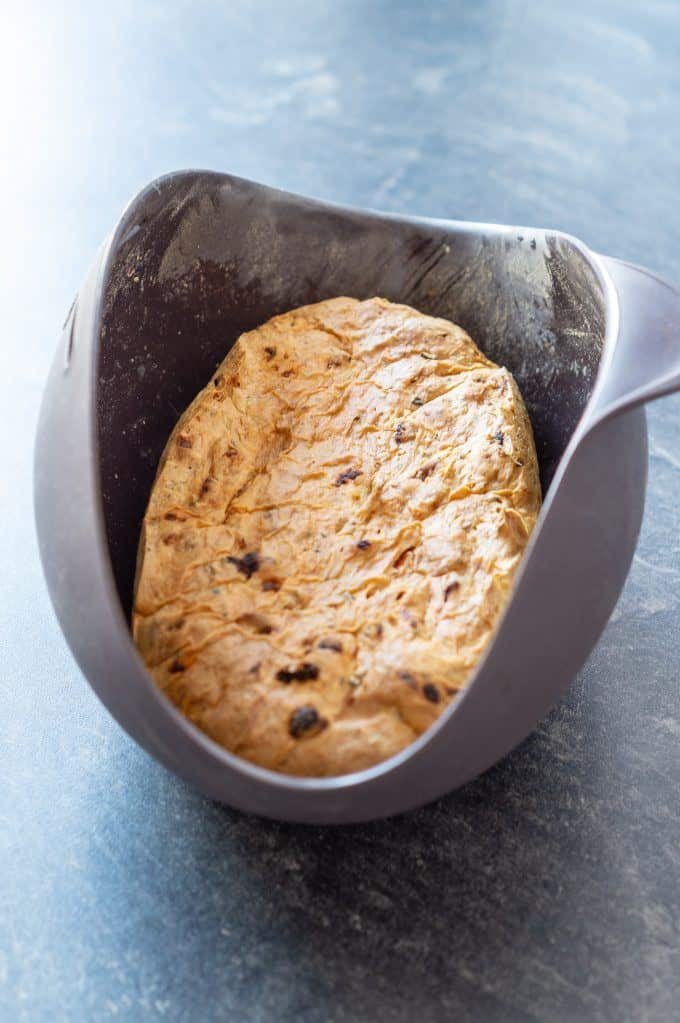 Oliven-Tomatenbrot aus dem Thermomix® in der Brotbackschale