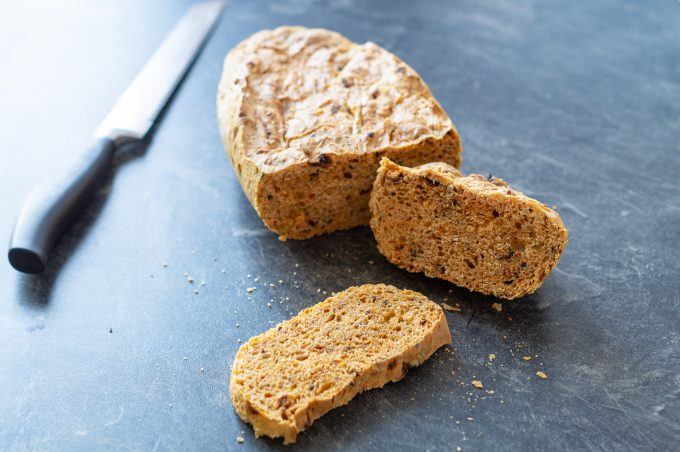 Oliven-Tomatenbrot frisch aufgeschnitten