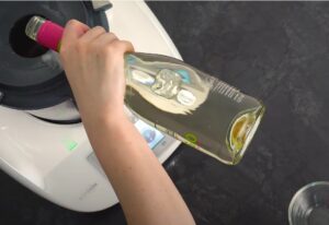 Sekt in den Thermomix Mixtopf geben