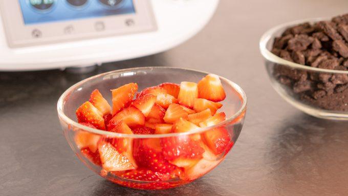 Deutschland-Glasdessert aus dem Thermomix® 5 Erdbeeren vierteln