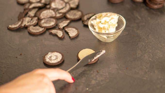 Deutschland-Glasdessert aus dem Thermomix® 2 Oreo-Kekse im Thermomix® zerkleinern