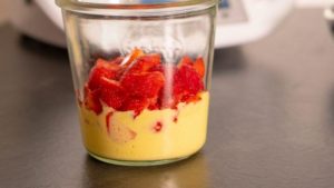 Pudding und Erdbeeren im Glas