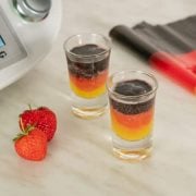 deutschland farbene wm shots aus dem thermomix mit erdbeeren und mango und heidelbeeren frisch serviert