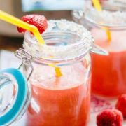 Erdbeer-Ananas-Kokos-Smoothie aus dem Thermomix® - frisch gemixt mit Strohhalm und Erdbeeren