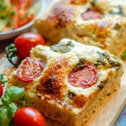 Focaccia aus dem Thermomix® serviert mit Tomaten und Basilikum