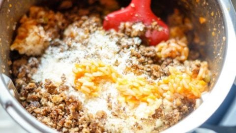 Paprika Erbsen Salz Pfeffer Butter Parmesan Hackfleisch im Thermomix Mixtopf