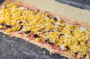 Der perfekte Pizzakranz aus dem Thermomix® - Belege den Teig mit den Zutaten