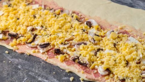 Der perfekte Pizzakranz aus dem Thermomix® - Belege den Teig mit den Zutaten