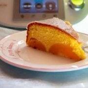 Saftiger Zitronen-Pfirsich-Kuchen aus dem ThermomixAm Nachmittag auf der Terrasse ein Käffchen schlürfen, während die Sonne auf Deine Haut scheint, was willst Du mehr? Richtig! Ein saftiger Zitronen-Pfirsich-Kuchen aus dem Thermomix® darf natürlich nicht fehlen, um den Kaffeekranz so richtig zu genießen! Immer der richtige Zeitpunkt Zum Erholen nach einem langen Arbeitstag, zum Genießen zwischendurch oder zum gemeinsamen verschlingen mit den Schwiegereltern. Ein Kuchen passt so gut wie immer und schafft es selbst schlechte Tage ein wenig schmackhaft zu machen! Und das nicht nur wegen des überragenden Geschmacks, sondern auch weil das kleine Wunder gerade einmal in mickrigen 15 Minuten zubereitet ist. Dein Küchenhelfer, der Thermomix® nimmt Dir die Arbeit ab, wo er nur kann. Da der Zitronen-Pfirsich-Kuchen im Handumdrehen gemacht ist, eignet er sich auch wunderbar für die Last-Minute-Bäcker unter euch, falls mal wieder überraschend spontaner Besuch vor der Türe steht! Wer hat denn an der Uhr gedreht? Das Stündchen, welches der Kuchen dann im Ofen vor sich hin bäckt, kannst Du wunderbar nutzen indem Du dich nach weiteren spannenden Rezeptideen auf unserem Blog schlau machst! Natürlich kannst Du auch verschiedensten anderen Aufgaben und Tätigkeiten nachkommen, wie z.B. das ausschlecken des Mixtopf-Inhalts, während Dein Kuchen die optimale Form im Ofen erreicht.   Zitronen und Pfirsich in einem Kuchen - Ein herrliches Duo Der sommerliche Zitronen-Pfirsich-Kuchen ist angenehm saftig und überzeugt mit seinem erfrischenden Aroma. Du kannst es Dir ja denken, wovon wir hier schwärmen, oder? Dann probiere das Rezept jetzt selbst aus! Wenn Du Deinen Kuchen aus dem Thermomix® mit ein wenig mehr Biss haben möchtest, füge zum Teig am besten noch gehackte und geröstete Mandeln hinzu, dann wirst auch Du sicher auf Deine Kosten kommen.   Du suchst nach weiteren abenteuerlichen Rezepten für Deinen Thermomix®, nicht nur zum Backen von Kuchen, sondern auch ganz andere Anleitungen zum kleinen Glück? Dann besuche am besten unsere Homepage und sieh dich um! Alles Wissenswerte zur Rezept-Welt von Vorwerk findest Du natürlich auch bei uns. Wenn Du noch nicht angefangen hast das Rezept nach zu backen, dann wird es jetzt höchste Zeit! Du bist schon fertig? Hole Dir jetzt die besten Tipps zum Reinigen Deines Thermomix® mit frischen Früchten