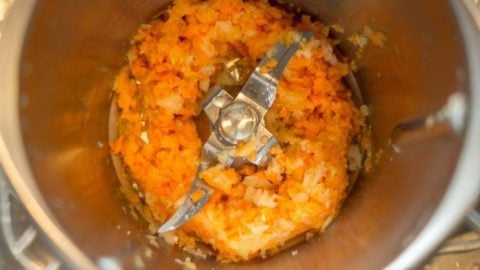 Zwiebeln und Karotten zerkleinert im Thermomix® Mixtopf