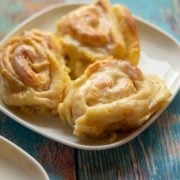 Cinnamon Rolls (Zimtschnecken) aus dem Thermomix® servierbereit auf dem Teller