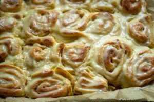 Cinnamon Rolls (Zimtschnecken) aus dem Thermomix® nach dem Backen mit Zuckerguss