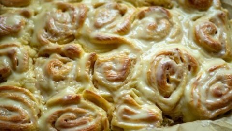 Cinnamon Rolls (Zimtschnecken) aus dem Thermomix® nach dem Backen mit Zuckerguss