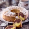 Marmorkuchen aus dem Thermomix® mit Puderzucker und Teller