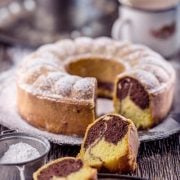 Marmorkuchen aus dem Thermomix® mit Puderzucker und Teller