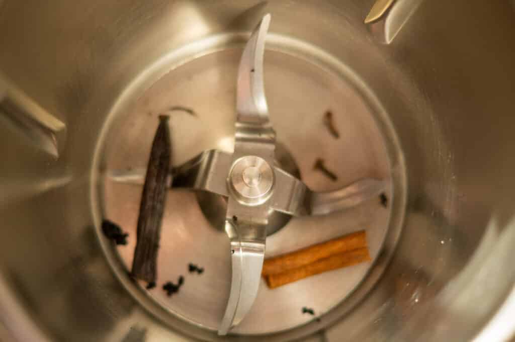 Aprikosenlikör aus dem Thermomix® 3 vanilleschote zimt nelken im mixtopf