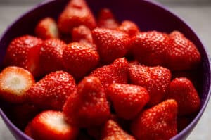 Erdbeeren waschen und putzen