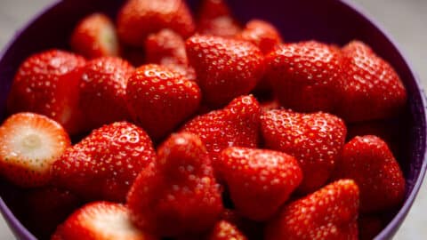 Erdbeeren waschen und putzen