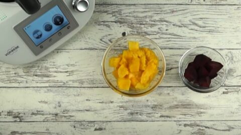 Mango und rote Bete schälen