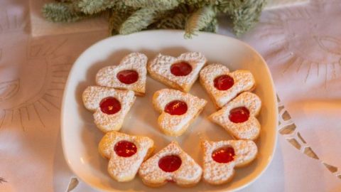 Spitzbuben-Herzchen aus dem Thermomix® mit Puderzucker bestreut