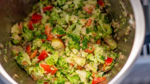 Brokkoli Salat Zutaten gehackt im Mixtopf