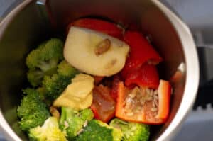 Brokkoli Salat Zutaten im Mixtopf