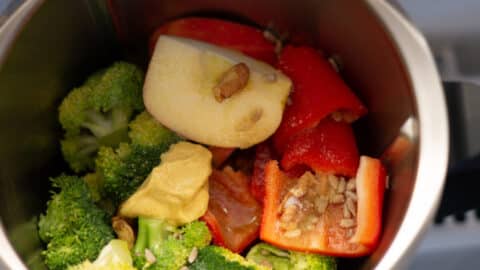 Brokkoli Salat Zutaten im Mixtopf