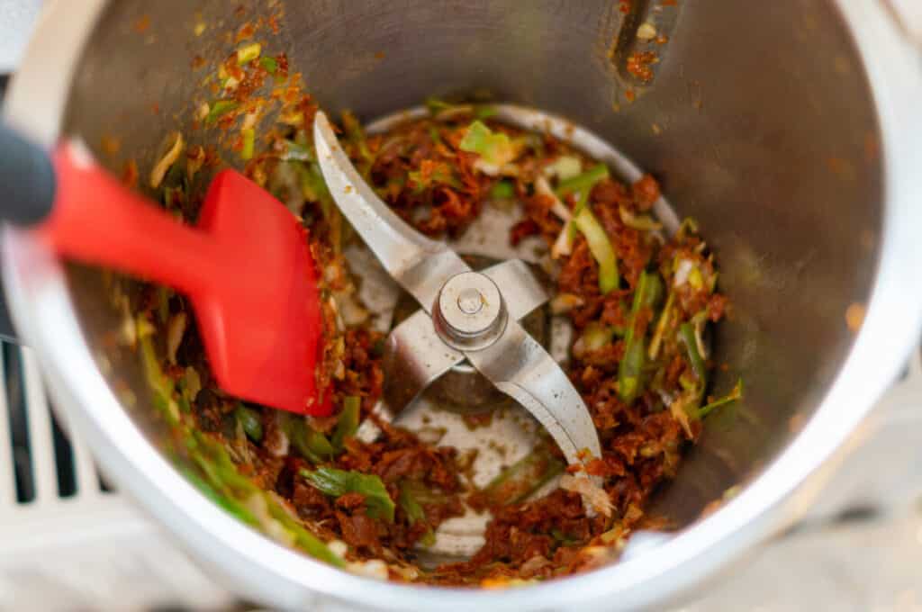Mediterraner Brokkoli Salat aus dem Thermomix® 10 fruehlingszwiebel getrocknete tomaten zerkleinert