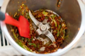 Frühlingszwiebeln und getrocknete Tomaten im Mixtopf