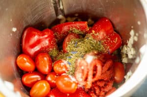 Paprika, Tomaten, Gewürze und Tomatenmark im Mixtopf