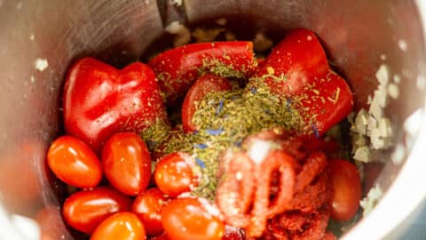 Paprika, Tomaten, Gewürze und Tomatenmark im Mixtopf