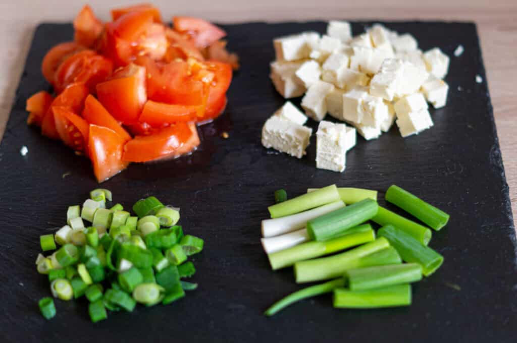 Mediterraner Brokkoli Salat aus dem Thermomix® 9 tomaten feta fruehlingszwiebeln
