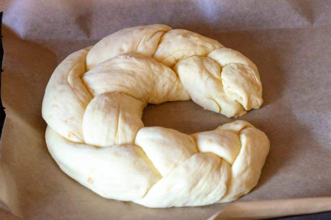 Osterzopf Thermomix®: saftig mit Sauerrahm 7 Osterzopf aus dem thermomix geflochten