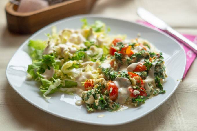 Tomaten-Rucola-Omelett mit Senfcreme