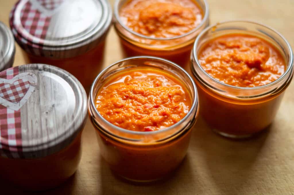 Ajvar aus dem Thermomix in Schraubgläser füllen