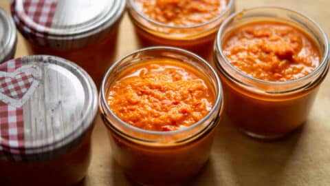 Ajvar aus dem Thermomix in Schraubgläser füllen