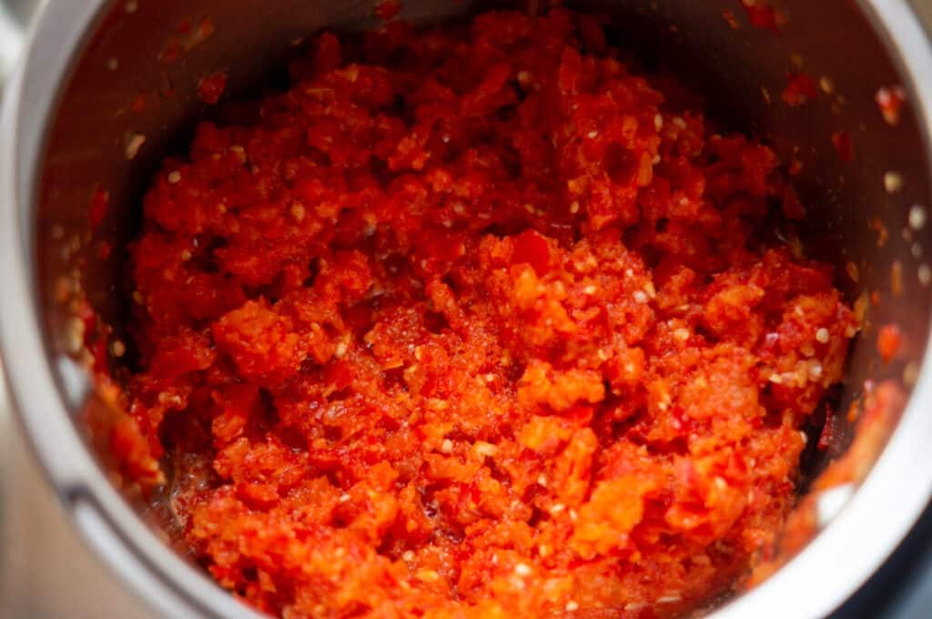 Ajvar Zutaten im Mixtopf zerkleinern