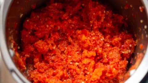 Ajvar Zutaten im Mixtopf zerkleinern