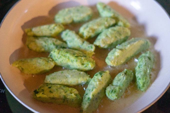 Bärlauch-Schupfnudeln aus dem Thermomix® 6 baerlauch schupfnudeln in der pfanne