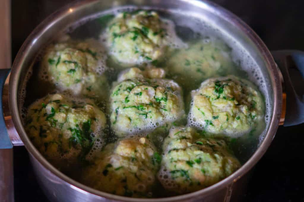 Bärlauch-Knödel aus dem Thermomix® 11 baerlauchknoedel kochen 1