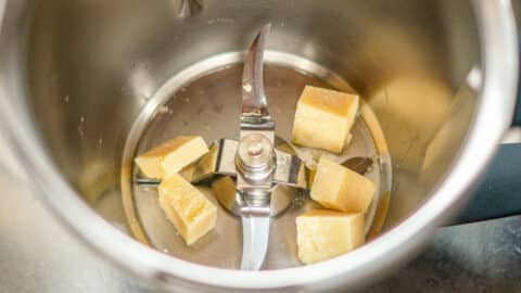 Käse im Thermomix zerkleinern