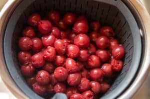 Kirschen im Garkörbchen abtropfen lassen