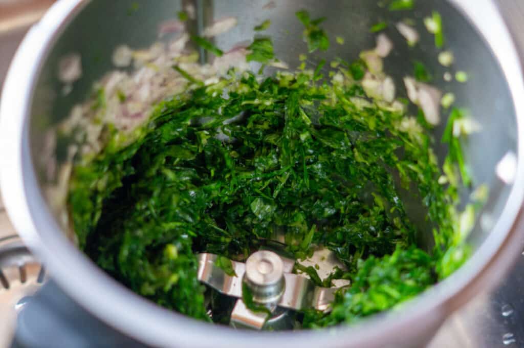Bärlauch-Knödel aus dem Thermomix® 8 schalotten baerlauch zerkleinert 1