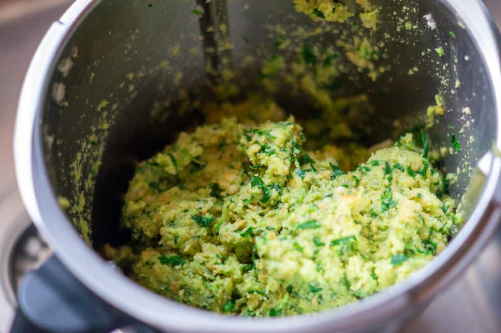 Bärlauch-Knödel aus dem Thermomix® 10 teig baerlauch knoedel 1