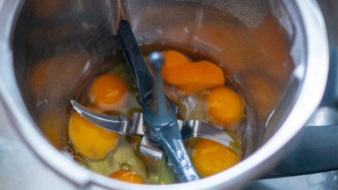 Eigelb im Mixtopf des Thermomix