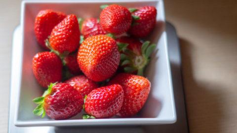 Frische Erdbeeren in der Schale